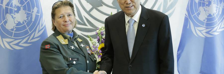 Secretary-General Ban Ki-moon (right) with Major General Kristin Lund of Norway in 2014. UN Photo / Mark Garten